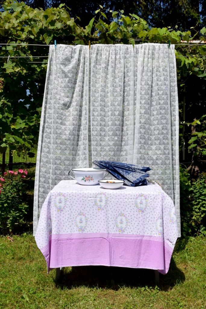 Washbowl, Small Bowl, and Umbrella II. Her Spirit and Her Things. Lipnica – Tuzla, BiH. 2018 © Trashbus ǀ Renata Britvec