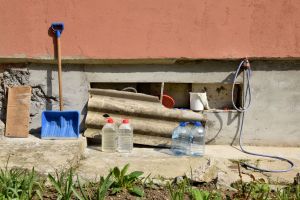Utensils in Backyard. Summer. Short Hellos & Long Goodbyes. LipnicaTuzla, BiH. 2017 © Trashbus ǀ Renata Britvec